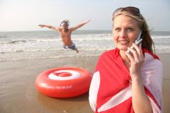 Telefonierende Frau am Meer