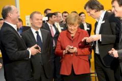 Bundeskanzlerin Angela Merkel mit dem Blackberry von Secusmart