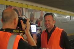 Pressesprecher Jrg Borm steht fr Fotos bereit und zeigt das schnelle Netz in der U-Bahn.