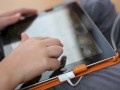 Blogger mit Smartphone oder Tablet auf Achse