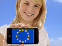 Frau mit Smartphone und EU-Symbol