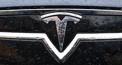 Das Tesla-Logo auf einer Motorhaube.