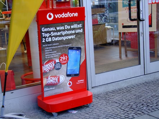 Aufsteller vor einem Vodafone Shop. Das Bild zeigt nicht den Shop, wo der Rentner falsch beraten wurde.