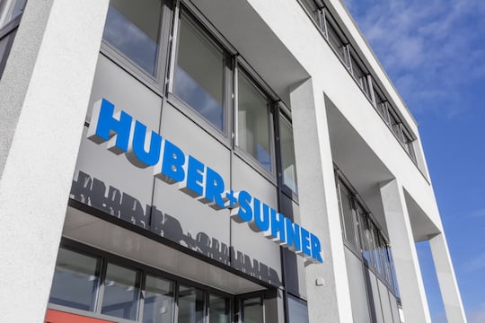 Der Schweizer Funktechnik Spezialist Huber+Suhner liefert hochwertige Antennen-Kabel und Verbindungssysteme