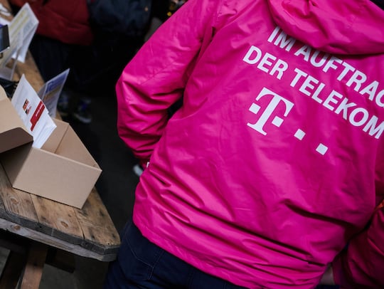 Telekom-Mitarbeiter im Einsatz, um Flchtlingen zu helfen