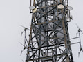 Mobilfunksender brauchen Strom. Am Mast von Vantage Towers werden Windturbinen verwendet.