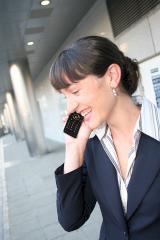 Vodafone-Motiv: Frau fhrt Roaming-Telefonat per Handy