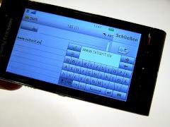 Kleine QWERTZ-Tastatur auf dem Sony Ericsson Satio