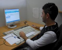 Hasan Sezgin, ein Mitarbeiter des Berliner Callcenters, bei der Arbeit.