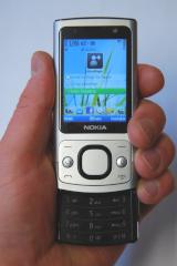Das Nokia 6700 slide im aufgeschobenen Zustand.