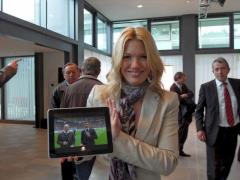 Sky-Moderatorin Jessica Kastrop prsentiert die neue Sky-iPad-App
