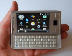 Das Sony Ericsson Xperia X2 im aufgeklappten Zustand.