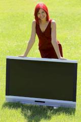 Miss IFA 2010 steht hinter einem LCD-Fernseher