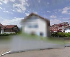 Ein verpixeltes Haus bei Google Street View. 