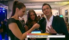 Sebastian Hellmann bewirbt Sky Go in einer Live-Schalte von der Veranstaltung