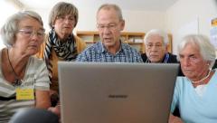 Mitglieder des Deutschen Senioren Computer Clubs entdecken das Internet