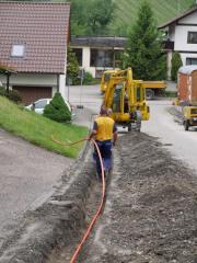Bauarbeiten in Sasbachwalden. Hier wird ein Glasfaserkabel verlegt.