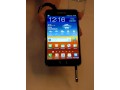 Samsung Galaxy Note mit halb herausgezogenem Stylus