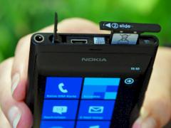 Das Lumia 800 arbeitet mit microSIM-Karte