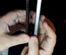 Dnn: Smartphone von Fujitsu links gegen Apple iPhone rechts