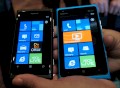 Nokia Lumia 900 (rechts) im Vergleich mit dem Lumia 800