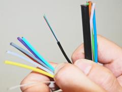 Viele einzelne Glasfasern werden zu einem Glasfaser-Kabel gebndelt.