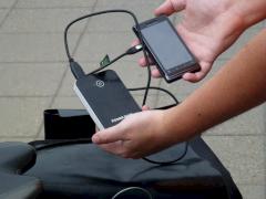 Ein Powerakku sorgt fr die Stromversorgung des Smartphones