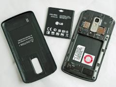 Smartphone geffnet mit Akku und Speicherkarte im Lieferumfang