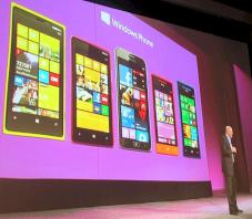 Windows Phone 8 wird bunt: Steve Ballmer vor den neuen Oberflchen.