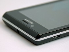 Sony Xperia J mit vielen Rundungen und wenigen Anschlssen