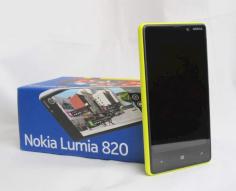 Nokia Lumia 820 neben seiner Verpackung