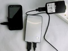 Ldt ein Smartphone und bezieht gleichzeitig Strom aus der Steckdose: Das Choiix Akkupack.