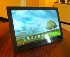 18,4 Zoll groes Tablet wiegt 2,5 Kilogramm