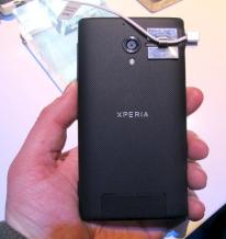 Die griffige Rckseite des Sony Xperia XL.