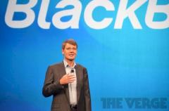 Blackberry-Chef Thorsten Heins stellt die neue Plattform vor