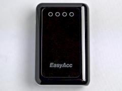 Das EasyAcc 8400 zeigt mit vier LEDs seinen Ladestand an.