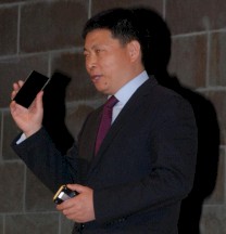 Huaweis CEO fr Endgerte, Richard Yu, zeigt stolz das Huawei Ascend P2