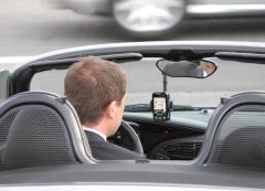 Vorsicht bei der Handy-Nutzung im Auto - auch als Navi!