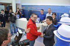Samsung-Deutschland-Chef  Dongmin Kim begrt den ersten Kufer des Galaxy S4 im Frankfurter Flagship Store.