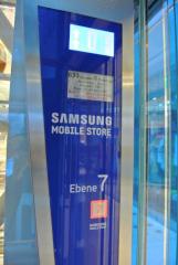 Die ganze Welt ist heute samsungblau - auch der Fahrstuhl zum Frankfurter Samsung-Sore.