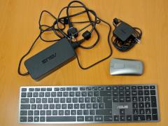 Netzteile von PC-Station und Tablet, Bluetooth-Tastatur und -Maus