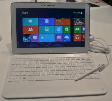 Das Windows-8-Tablet mit Bluetooth-Tastatur und Stylus