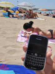 Telefonieren am Strand - mit einem Trick innerhalb der EU ab 1,8 Cent pro Minute mglich.