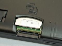SIM-Kartenslot oben und MicroSD-Slot unten