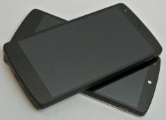 Das weie und schwarze Nexus 5 unterscheiden sich in manchen Details.