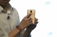 Die Rckseite des goldenen Galaxy S5.