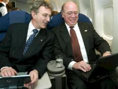 Bei der Lufthansa kann man bereits schon jetzt an Bord mobil im Internet surfen
