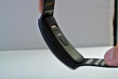 Galaxy Gear Fit: Auf der Seite ein kleiner Aktivierungsknopf, auf der Rckseite der Puls-Messer