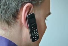 Das Mini-Handy am Ohr