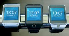Drei Smartwatches mit einem Betriebssystem.